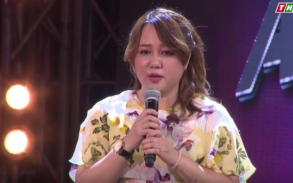 Hát tặng cố ca sĩ Minh Thuận, Ngọc Linh xuất sắc giành chiến thắng - 1 Khi ST thực hiện sử dụng quyền át chủ bài, Ngọc Linh đã xuất hiện trên sân khấu. Nữ ca sĩ chia sẻ về cố ca sĩ Minh Thuận và thể hiện ca khúc Nỗi đau ngọt ngào gắn bó với tên tuổi của anh.