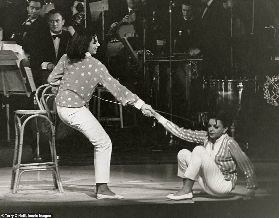 Khoảnh tự nhiên và “thần thái” của ngôi sao qua ống kính nhiếp ảnh - 13
Nữ diễn viên Judy Garland và con gái Liza Minnelli trên sân khấu nhà hát London Palladium (Anh) hồi năm 1964.