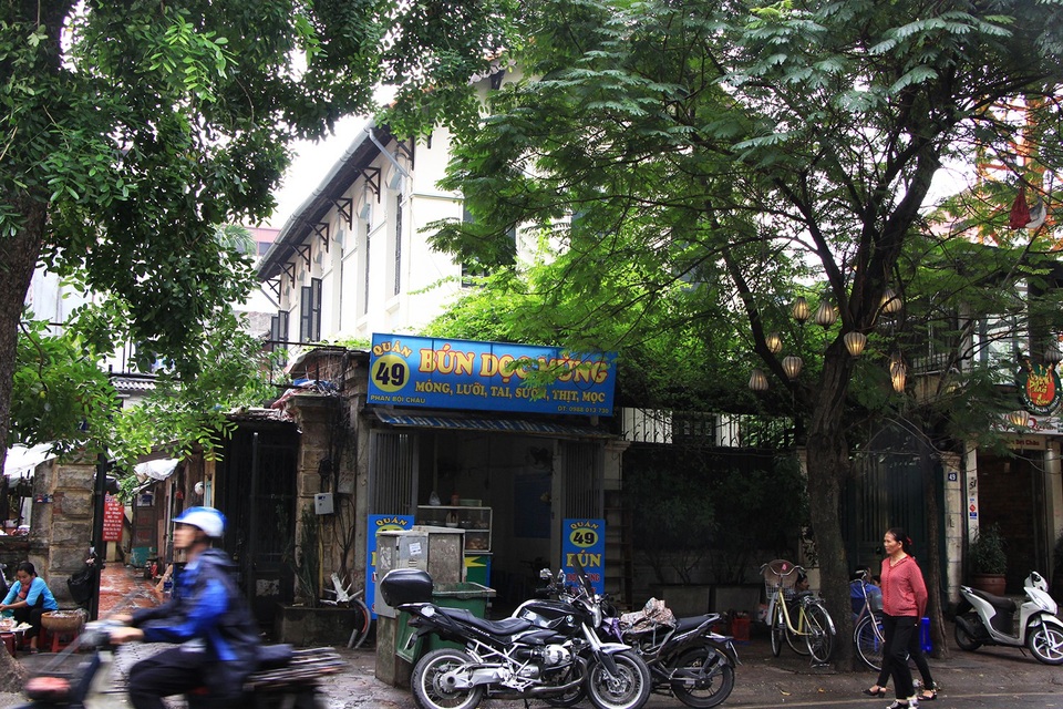 Cận cảnh 2 khu đất vàng Hà Nội đang “đòi” tỉnh Điện Biên và Bộ Tài chính - 1 Con ngõ số 49 Phan Bội Châu, Hà Nội, nơi dẫn vào Nhà khách Tỉnh ủy Lai Châu.