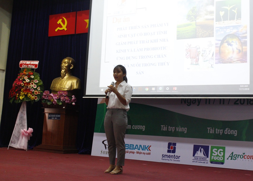 Đại học Mở TPHCM chiến thắng cuộc thi Sinh viên khởi nghiệp phía Nam 2018 - 1 Sinh viên Lê Huỳnh Nhật Giao trình bày dự án của nhóm