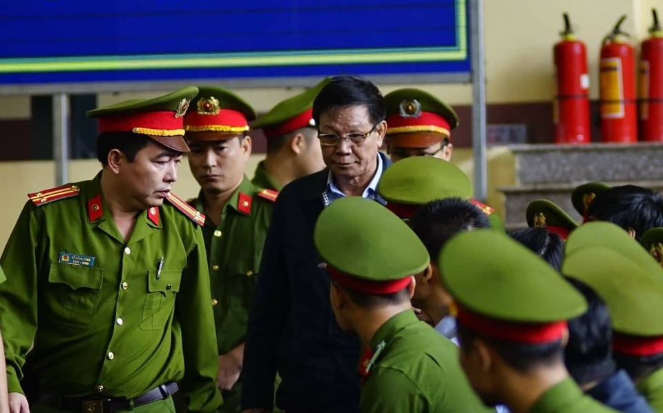 2 cựu tướng bị cáo buộc bảo kê cho 2 ông trùm thu hàng nghìn tỷ - 4 2 cựu tướng bị cáo buộc bảo kê cho 2 ông trùm thu hàng nghìn tỷ - 4