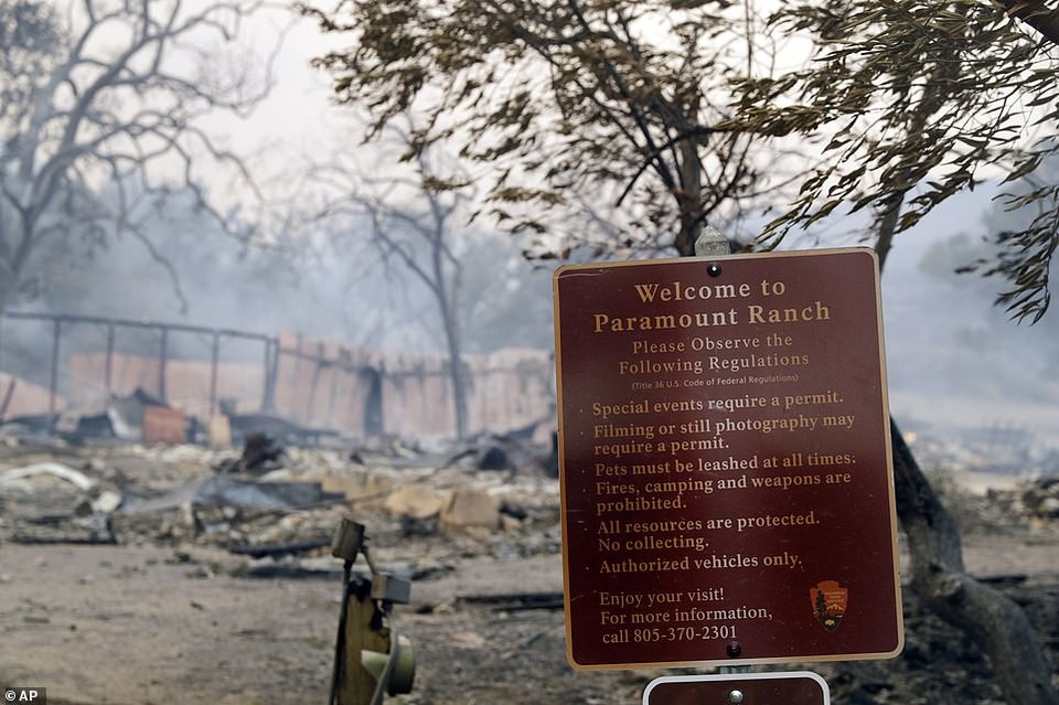Phim trường Hollywood bị thiêu rụi, sao Hollywood bàng hoàng nhìn thiệt hại - 1
Phim trường Paramount Ranch, nơi rất nhiều bộ phim Hollywood đã được ghi hình, bị ảnh hưởng nặng nề bởi cháy rừng.