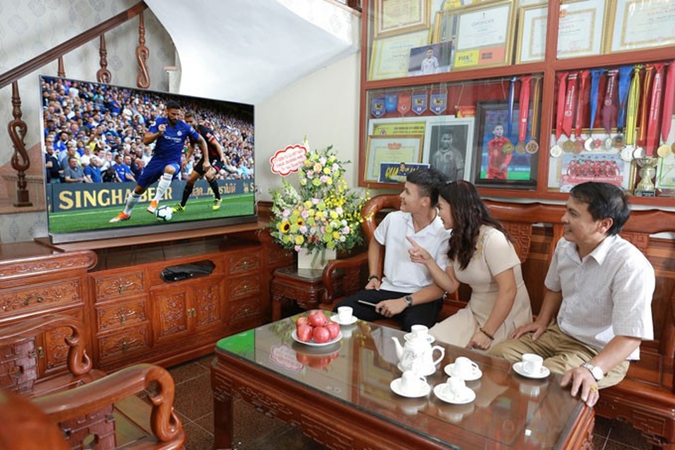 Khám phá chiếc TV OLED siêu mỏng của cầu thủ Quang Hải - 1 Quang Hải rất tự hào về thiết kế và chất lượng đỉnh cao của TV LG OLED.