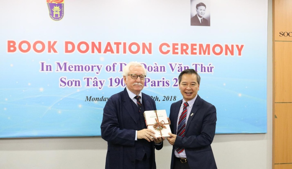 Giáo sư Pháp trao tặng 400 cuốn sách quý tới trường ĐH Khoa học Xã hội và Nhân văn - 1
GS David Camroux trao tặng sách tới GS.TS Phạm Quang Minh, Hiệu trưởng trường ĐH KHXH&NV – ĐH QGHN