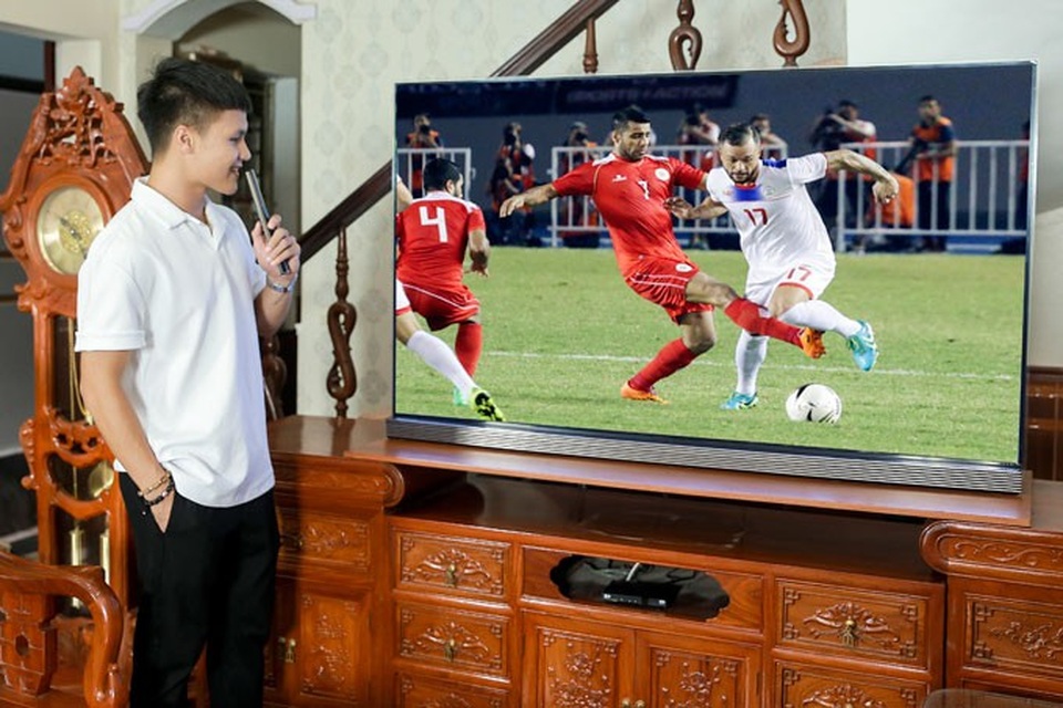 Khám phá chiếc TV OLED siêu mỏng của cầu thủ Quang Hải - 2 TV LG OLED nhận được nhiều giải thưởng uy tín ở Mỹ và châu Âu.