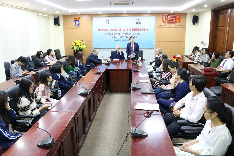 Giáo sư Pháp trao tặng 400 cuốn sách quý tới trường ĐH Khoa học Xã hội và Nhân văn - 2
Toàn cảnh buổi lễ trao tặng sách.