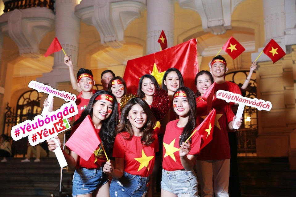 Cháy vé xem AFF Cup 2018 tại Mỹ Đình, xem trận Việt Nam - Malaysia như thế nào? - 4 Với các khán giả trẻ, việc cổ vũ thêm phần sôi động khi họ khoác lên mình bộ quần áo cờ đỏ sao vàng, cùng băng rôn, cờ quạt xuống phố trước trận để khuấy động không khí bóng đá