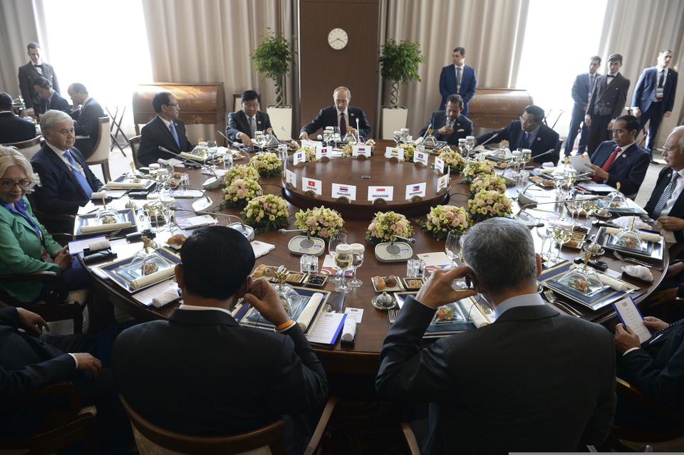 Ông Putin “xoay trục” sang châu Á giữa vòng kiềm tỏa của phương Tây - 2
Cuộc họp của Tổng thống Putin với các nhà lãnh đạo Đông Nam Á. (Ảnh: Eurasian Commission)
