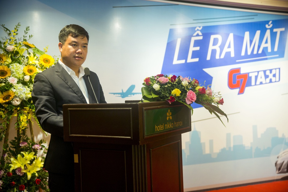 Taxi truyền thống thay đổi mạnh mẽ để cạnh tranh - 3
Ông Nguyễn Anh Quân – Tổng Giám đốc G7 taxi phát biểu tại Lễ ra mắt thương hiệu G7 taxi: “Thay mặt cho ban lãnh đạo của taxi Thành Công, Ba Sao, Sao Hà Nội, tôi xin gửi lời tri ân tới tất cả các Quý khách hàng đã sử dụng, tin tưởng, yêu quý 3 thương hiệu của chúng tôi trước đây. Những tình cảm của Quý khách hàng là những tài sản lớn nhất và cũng là động lực để chúng tôi thay đổi, làm mới mình để đem lại dịch vụ ngày càng hoàn thiện hơn”.
