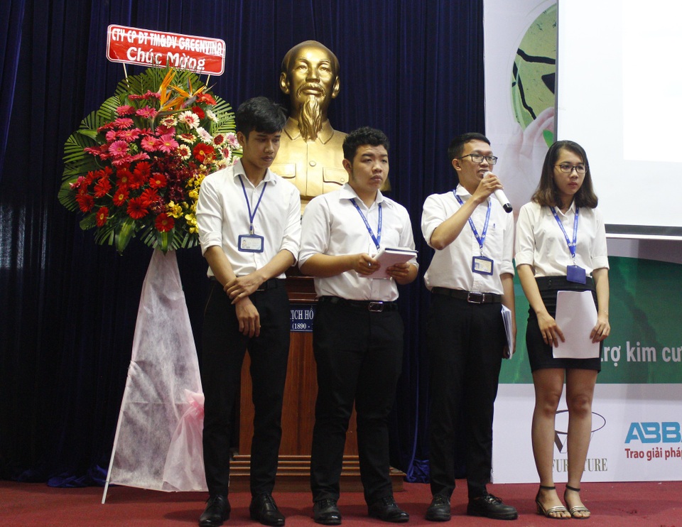 Đại học Mở TPHCM chiến thắng cuộc thi Sinh viên khởi nghiệp phía Nam 2018 - 2 Sinh viên Phan Quốc Bình và nhóm sinh viên trường ĐH Thủ Dầu Một trả lời câu hỏi của Ban giám khảo