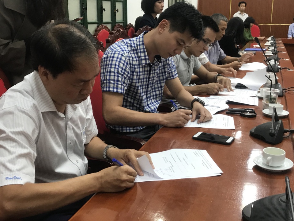 Mở thầu tài chính sữa học đường Hà Nội: Hai "ông lớn" chào giá ngàn tỉ đồng - 4 Ký biên bản sau khi kết thúc buổi mở gói thầu tài chính
