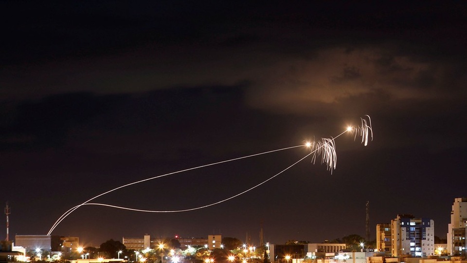 Israel ám sát thủ lĩnh Hamas, dải Gaza bùng phát giao tranh dữ dội - 2
Israel được cho là đã triển khai hệ thống phòng thủ Dome để bắn hạ tên lửa từ Gaza. (Ảnh: RT)