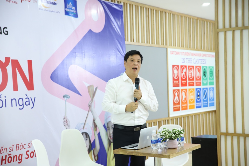Các trường không thể “thả nổi” bữa ăn học đường - 1 TS.BS Trương Hồng Sơn, Viện trưởng Viện Y học ứng dụng Việt Nam, Phó tổng Thư kí Tổng hội Y học Việt Nam.
