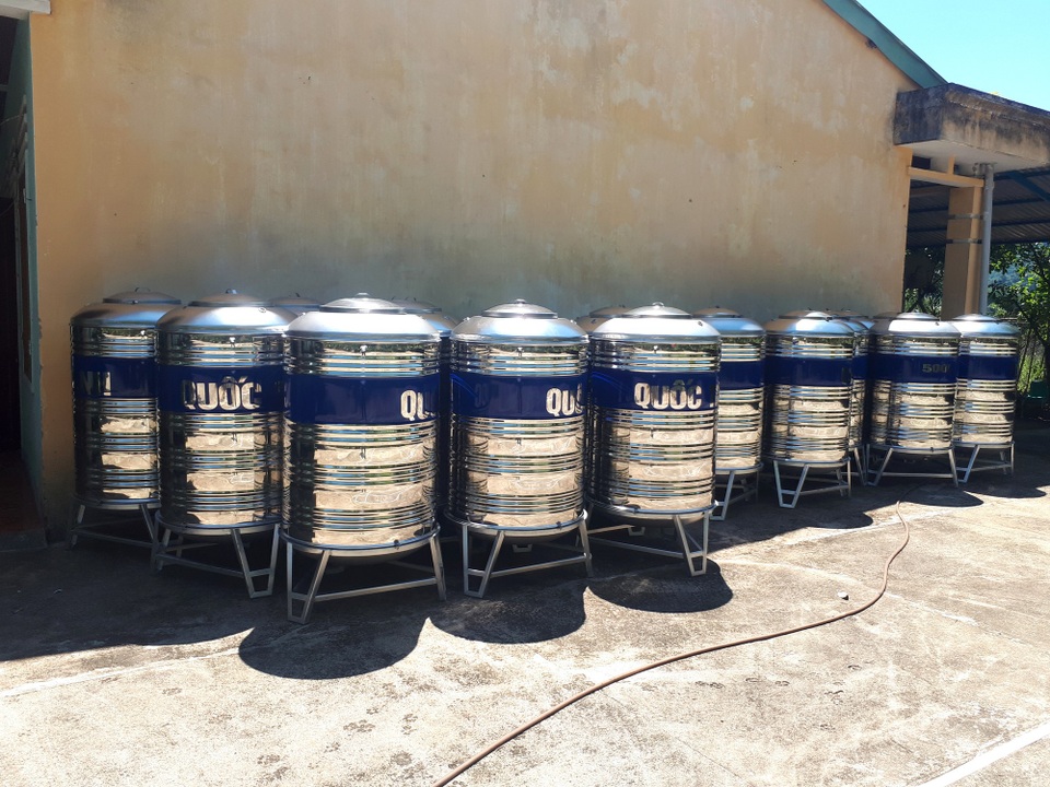 20 bồn nước sạch của các mạnh thường quân được vận chuyển về Phòng Giáo dục Nam Trà My