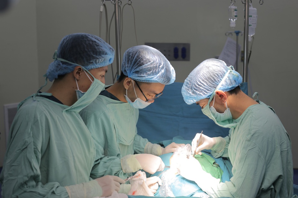 Thai phụ sinh con cùng một khối u lớn - 1 Hình ảnh ca phẫu thuật cho sản phụ H.