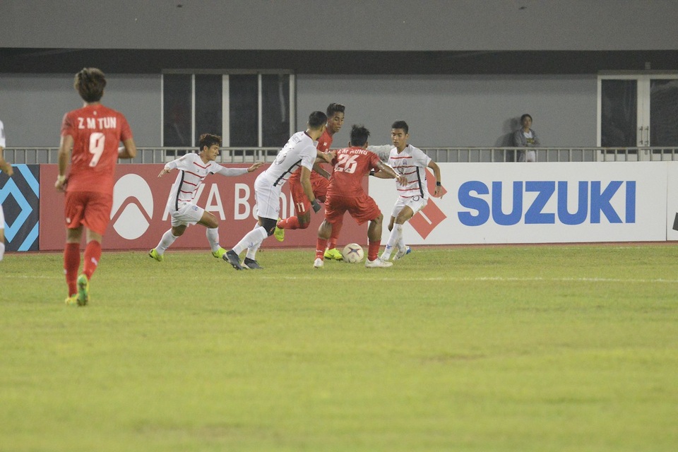 Myanmar 4-1 Campuchia: Cú lội ngược dòng ấn tượng - 11
Campuchia đã chơi phản công đầy sắc nét ở hiệp 1