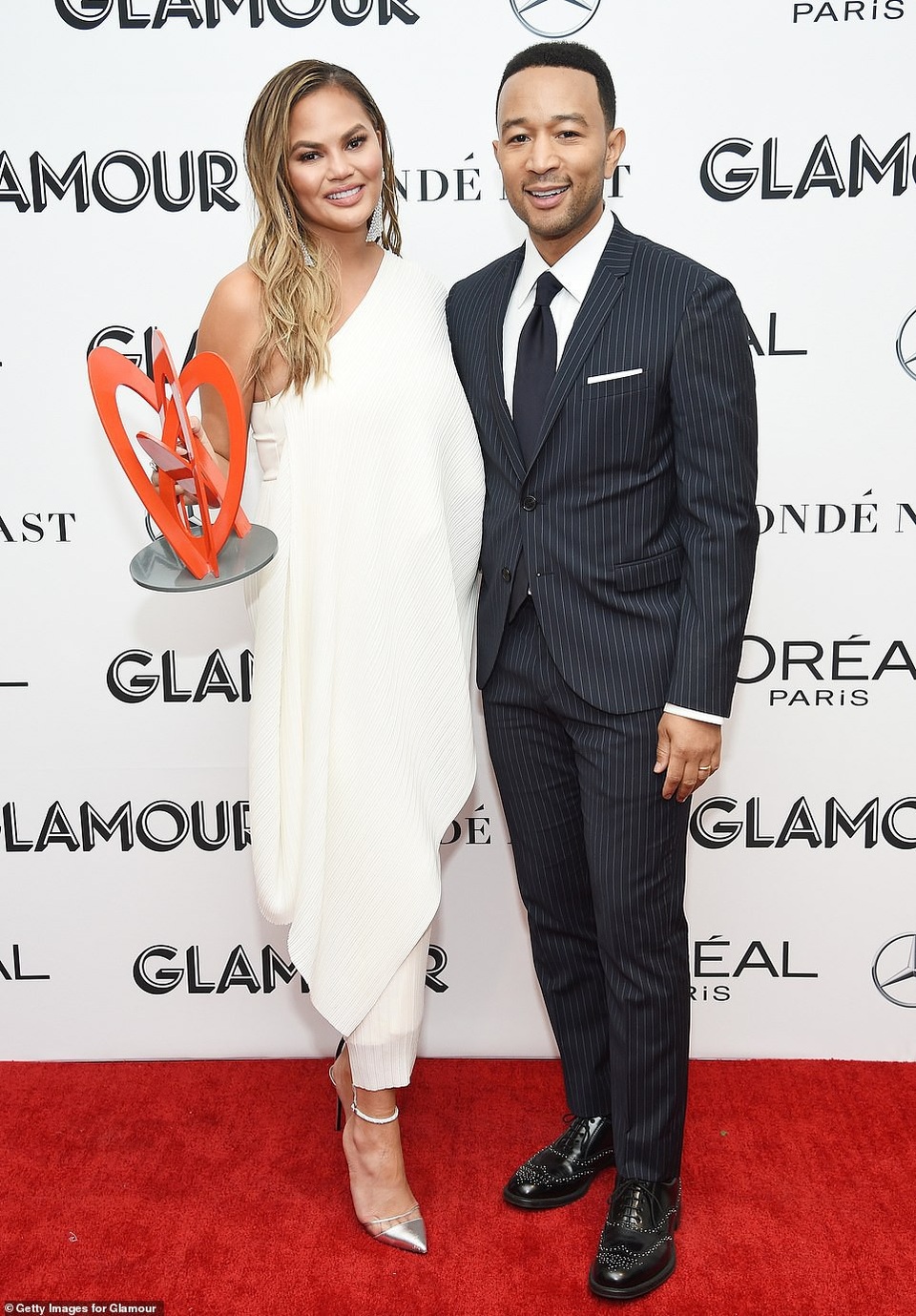 
Siêu mẫu áo tắm diện bộ váy thanh lịch của Solace London giá 1000 USD
