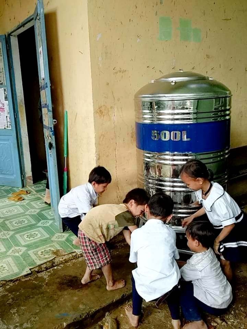 Các em học sinh ở các điểm trường vùng cao Nam Trà My đã được dùng nước sạch sau khi được tài trợ bồn chứa