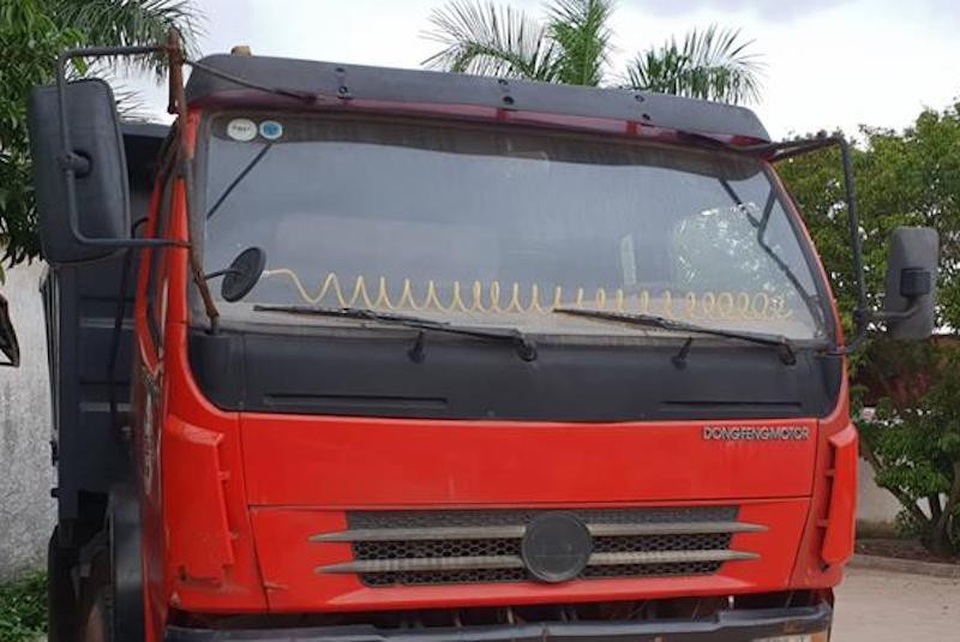 "Hung thần" xe tải “hết đát” đổ đất trái pháp luật, chủ tịch xã tạm giữ, xử phạt có đúng luật? - 1
Chiếc xe tải quá hạn đăng kiểm, không chứng minh được quyền sở hữu hợp pháp, chở đất lậu đi san lấp trái pháp luật. (Ảnh minh hoạ)