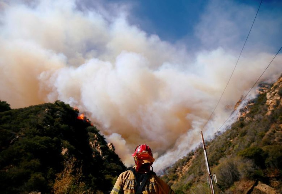 Tìm thấy 44 thi thể trong vụ cháy rừng chết chóc nhất lịch sử bang California - 8 Điều kiện thời tiết và biến đổi khí hậu được cho là 2 nguyên nhân chính khiến vụ cháy rừng có mức độ tàn phá thảm khốc. Gió nóng, nhiệt độ cao và đặc biệt hạt Butte có lượng mưa thấp kỷ lục trong 210 ngày qua khiến cho lửa bùng phát dữ dội.