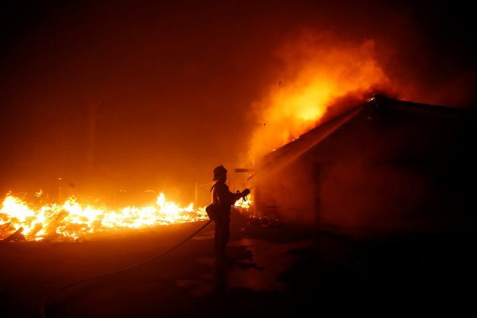 Tìm thấy 44 thi thể trong vụ cháy rừng chết chóc nhất lịch sử bang California - 2 Theo BBC, có ít nhất 3 vụ cháy lớn đang xảy ra trên lãnh thổ bang California gồm Woolsey Fire, Hill Fire và Cam Fire. Với hơn 40 người thiệt mạng, Camp Fire đã vượt qua vụ cháy Griffith Park Fire (1933) với 29 người chết, trở thành vụ cháy rừng chết chóc nhất trong lịch sử bang.