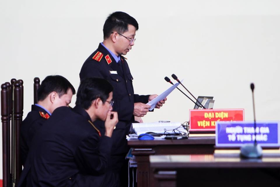 Đại diện VKS công bố cáo trạng. (Ảnh: Quý Đoàn).