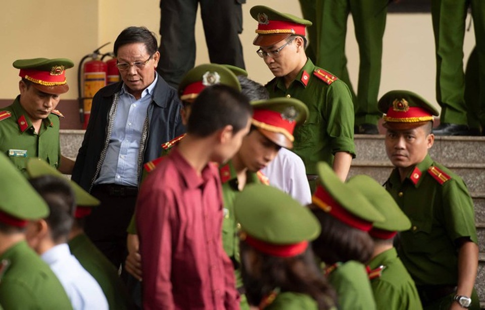 
Bị cáo Phan Văn Vĩnh bước vào phòng xử án chiều nay
