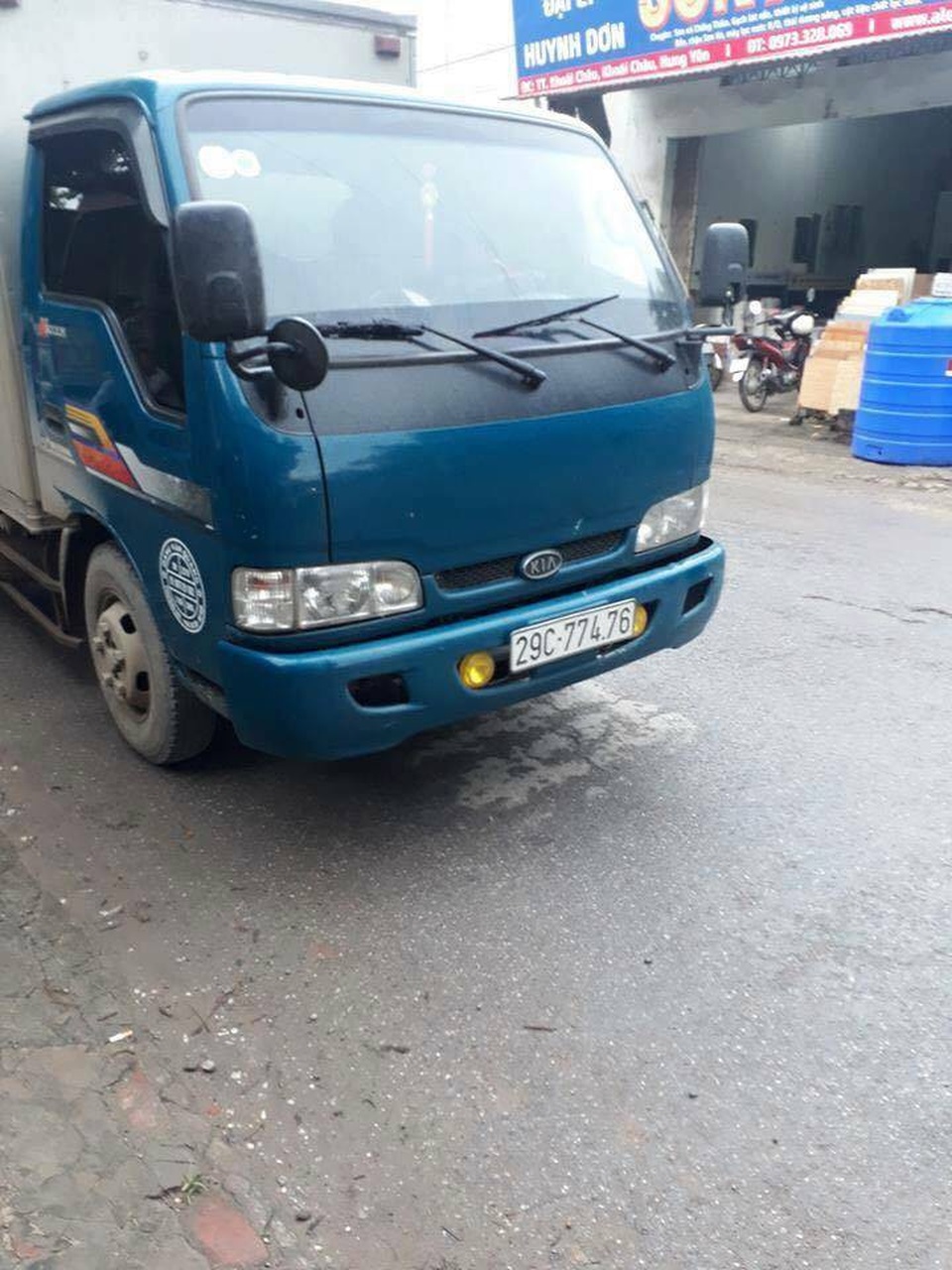 Truy đuổi, dùng gạch đập vào đầu lái xe tải vì... cán chết 1 con gà - 1 Tài xế xe tải bị thanh niên dùng gạch đập vào do cán chết 1 con gà (Ảnh: P.X).