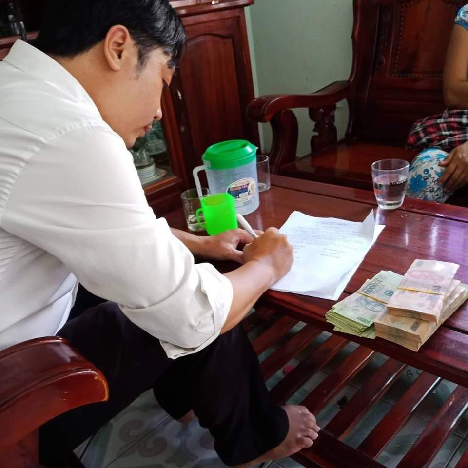 Hiệu trưởng mượn giáo viên gần tỷ đồng có vay “tín dụng đen” và nghi lấy tiền chạy việc - 2 Ông Hợp ký giấy và nhận tiền từ người dân H.T ngày 6/6/2018 (ảnh: người dân cung cấp)