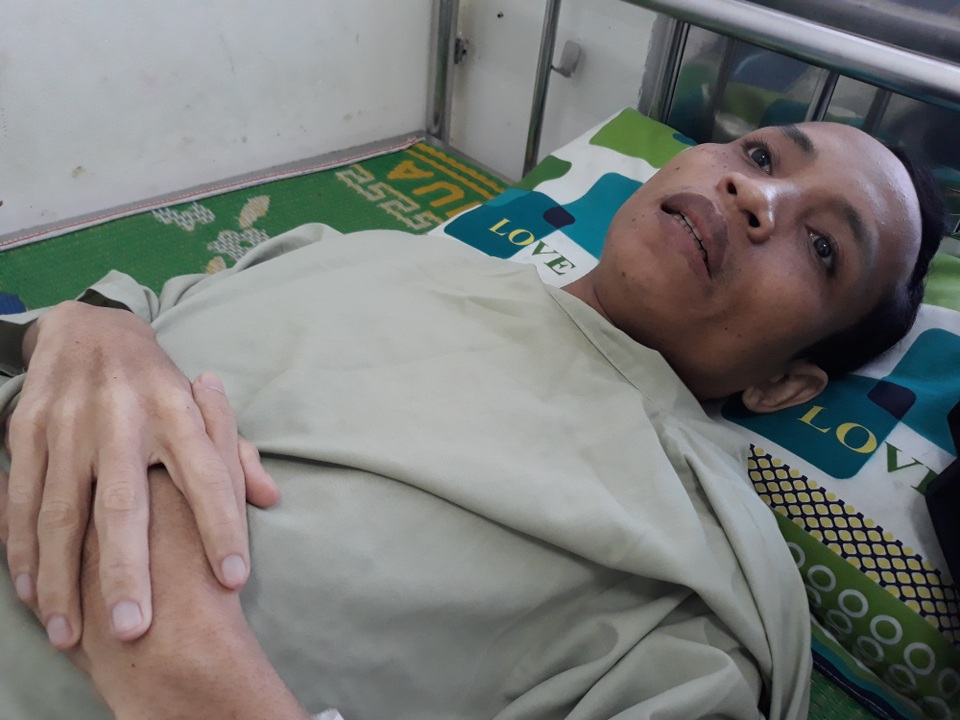 Bị hoại tử, chàng trai nghèo đau đớn với đôi chân bong tróc từng mảng da thịt - 3 Bị hoại tử, chàng trai nghèo đau đớn với đôi chân bong tróc từng mảng da thịt - 3