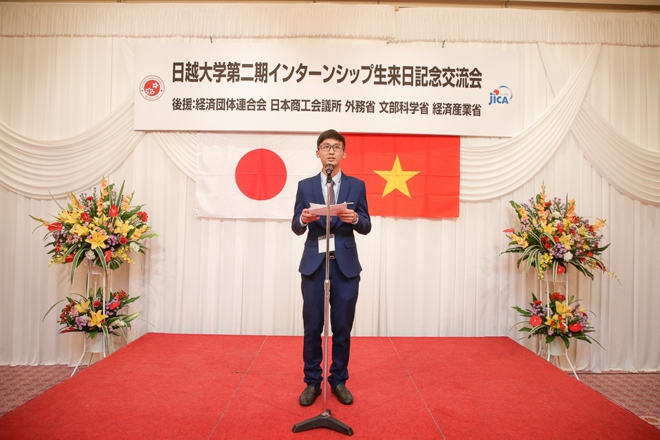 Giao lưu với học viên khóa 2 của Đại học Việt Nhật đang thực tập tại Tokyo - 4
Học viện trường ĐH Việt Nhật phát biểu tại buổi giao lưu