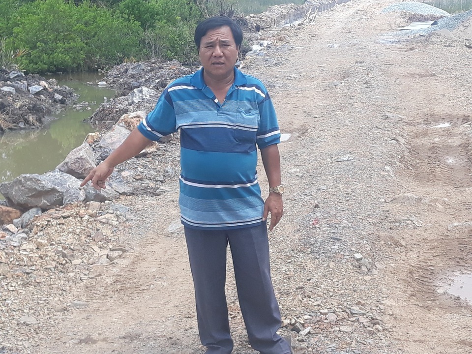 Chủ tịch tỉnh Kiên Giang nhắc nhở chủ tịch huyện báo cáo việc giải quyết quyền lợi của dân! - 2 Ông Trương Văn Hương bức xúc cho biết, nếu cơ quan chức năng không có câu trả lời thỏa đáng cho ông khi nào xem xét việc bồi thường, ông sẽ rào tuyến đường dẫn vào trường học, vì phần đất này thuộc quyền sở hữu của ông.