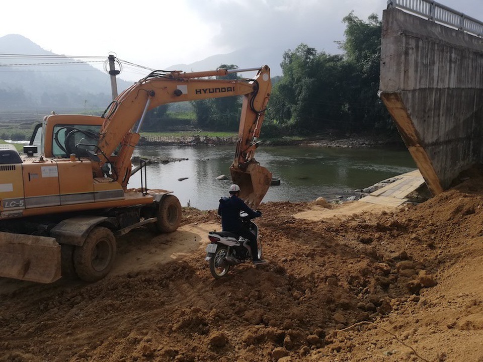 Hối hả “thuần phục” cây cầu “quái dị” tại Hoà Bình! - 10