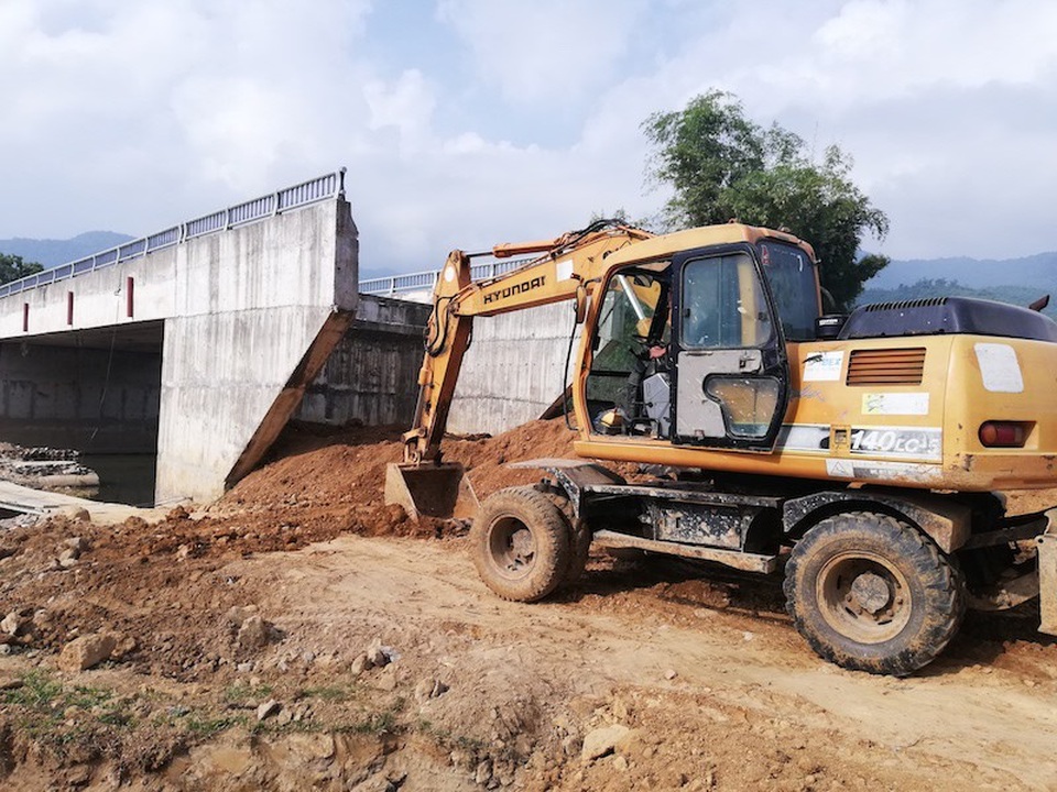 Hối hả “thuần phục” cây cầu “quái dị” tại Hoà Bình! - 8