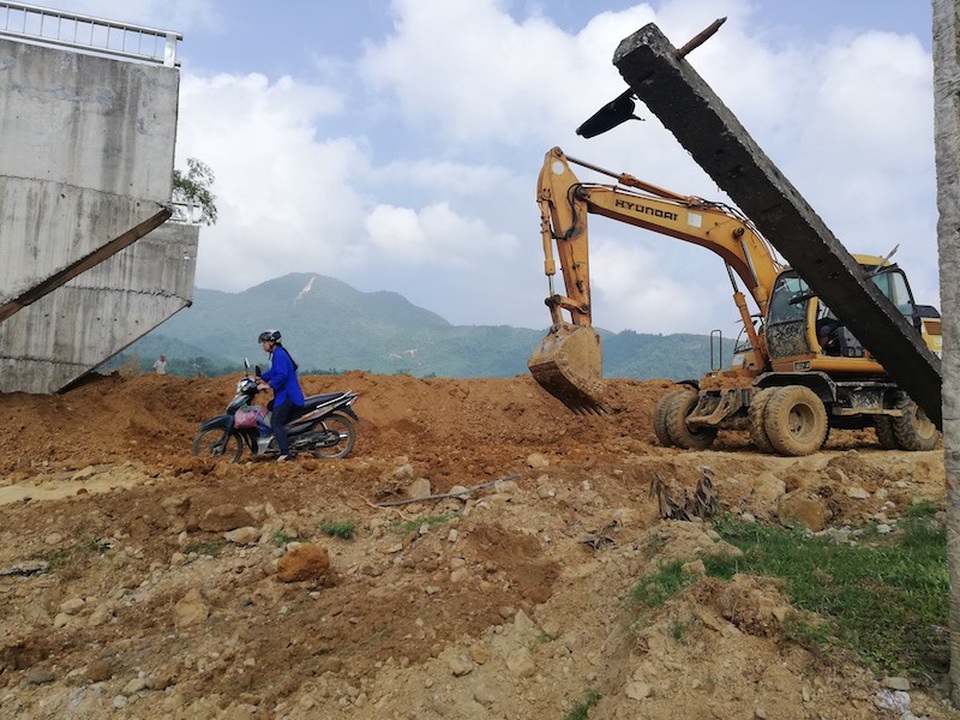 
Nhiều phương tiện cơ giới và công nhân được huy động.
