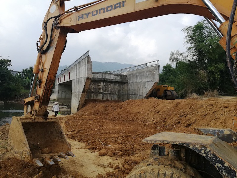 Hối hả “thuần phục” cây cầu “quái dị” tại Hoà Bình! - 5