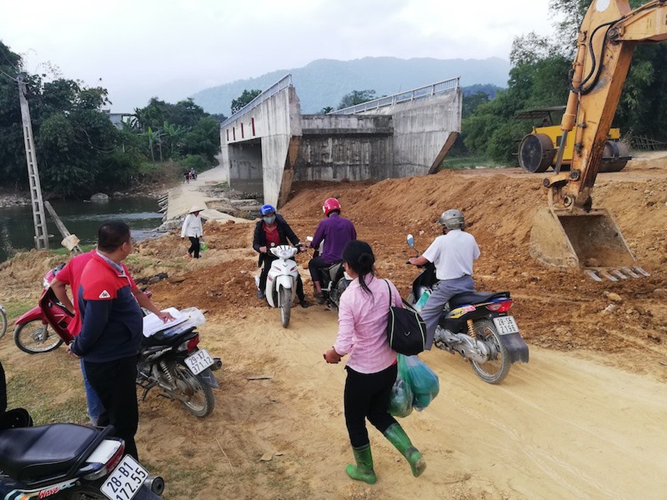 
Người dân vui mừng vì đường dẫn lên cầu đã bắt đầu được thi công.
