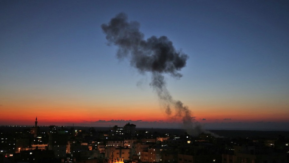 Israel đáp trả sau khi hứng “mưa” tên lửa từ Gaza - 1
Khói bốc lên từ Dải Gaza sau các cuộc không kích đáp trả của Israel. (Ảnh: AFP)