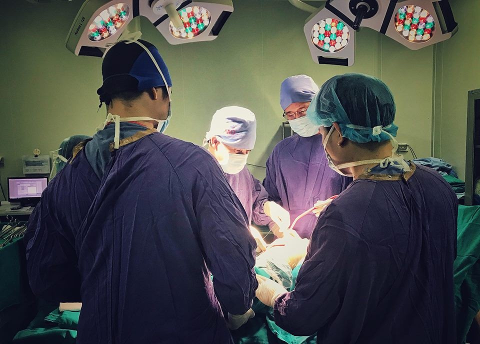 Người phụ nữ bị khỉ nuôi nhà hàng xóm cắn nát tay - 1