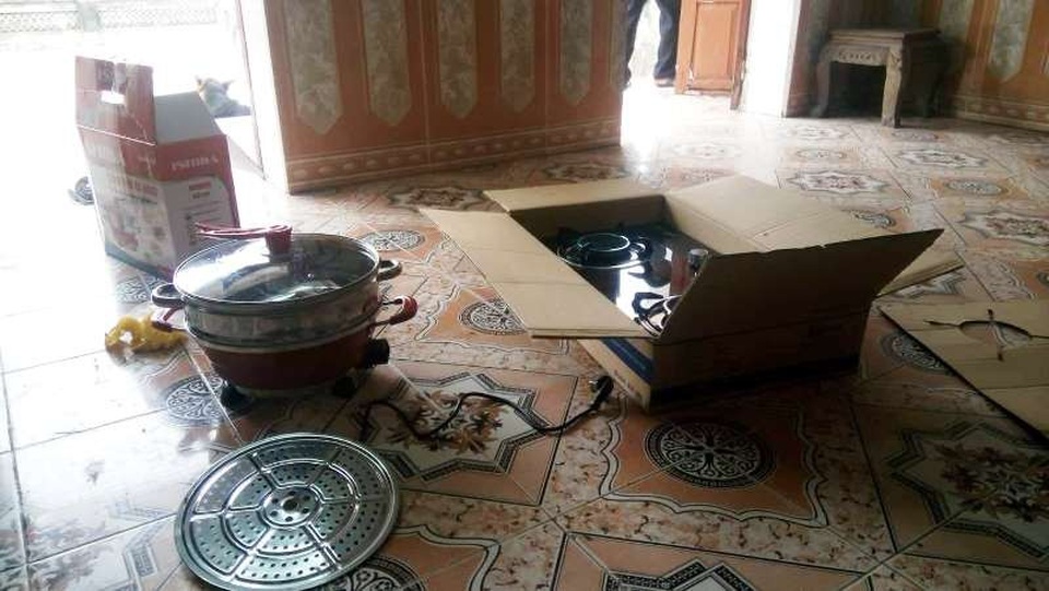 Dụ dân “đặt tiền để nhận quà miễn phí” rồi... biến mất - 4
Bộ sản phẩm bếp từ được tặng nồi lẩu cao cấp do một người dân mua tại chương trình.