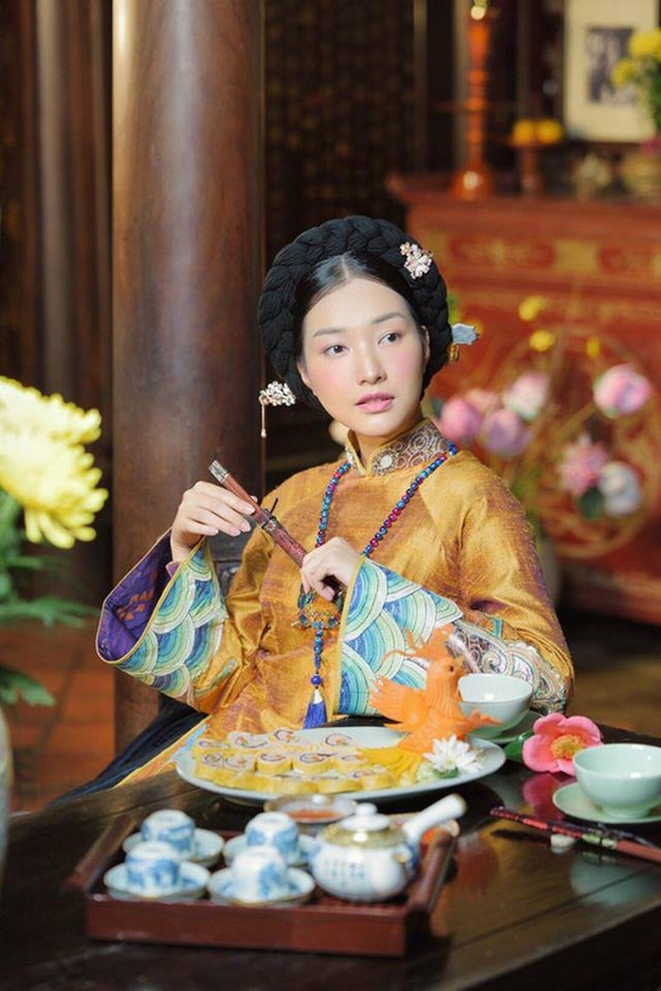 Nàng thơ xứ Huế còn là cầu nối văn hoá, giúp lan toả và giới thiệu văn hoá Hàn Quốc và văn hoá Huế cùng đồng hành.​ Cách đây vài tháng, khi Nàng thơ xứ Huế bắt đầu phát sóng cũng đã gây nên một cuộc tranh cãi trong cộng đồng mạng với nhiều câu hỏi tập trung vào các chi tiết xung quanh hình tượng nàng thơ khi phát hiện ra có nhiều nét y hệt như một người phụ nữ Hàn Quốc xưa. Một số người xem khác còn chỉ ra kiểu tóc búi vòng và búi thấp, gài cắm bằng trâm khá giống với hình ảnh trong các bộ phim cổ trang xứ kim chi, nhất là phim Nàng Dae Jang Geum.