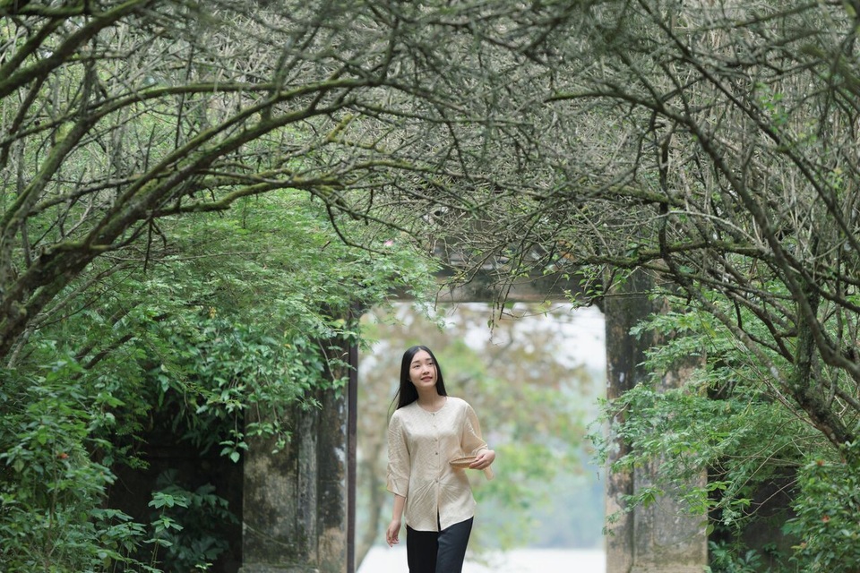 Nàng thơ xứ Huế là câu chuyện thường nhật của nhân vật được gọi là Nàng tại ngôi nhà vườn quanh năm cây trái của mình.