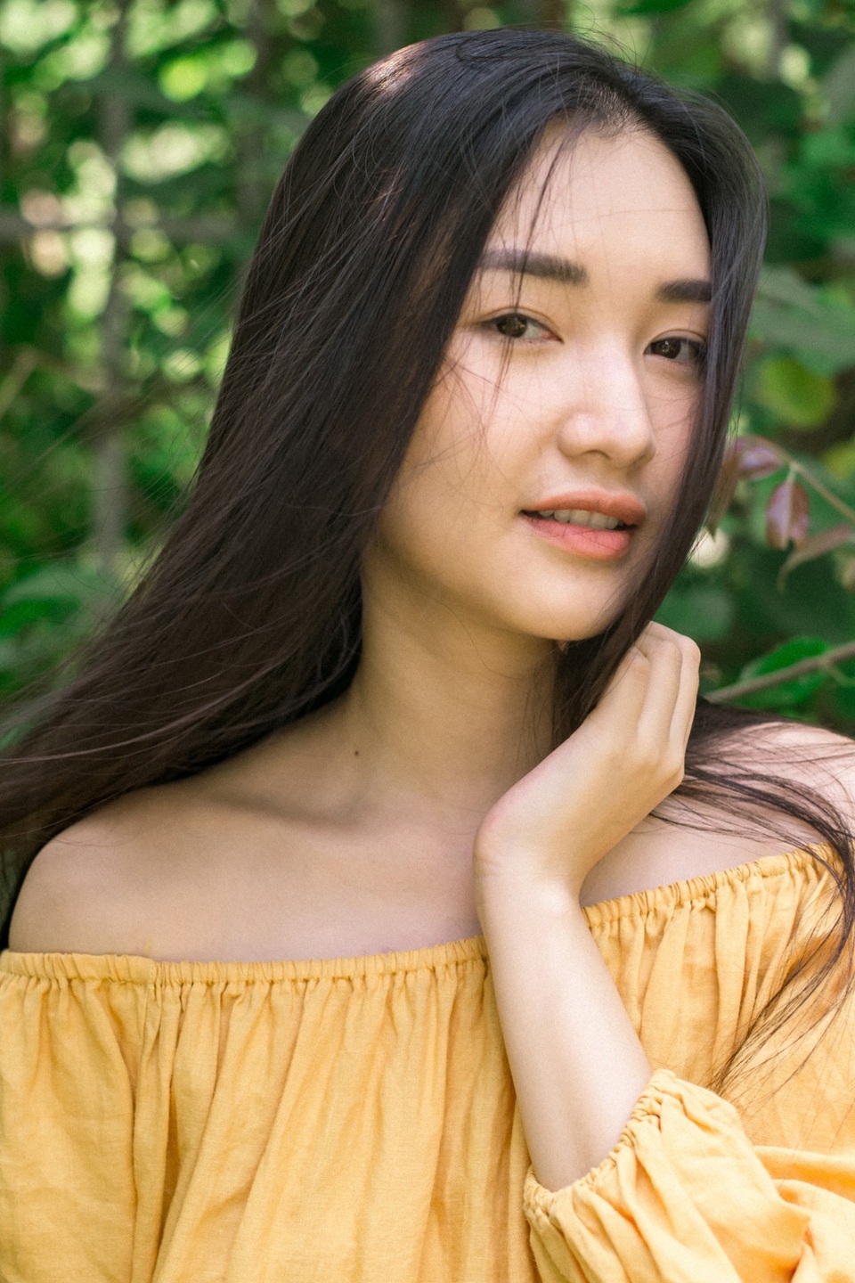 Mới đây, Hoa khôi Huế Ngọc Trân khiến người xem phải xuýt xoa khi xuất hiện cùng thần thái yêu kiều giữa khu vườn mơ mộng.