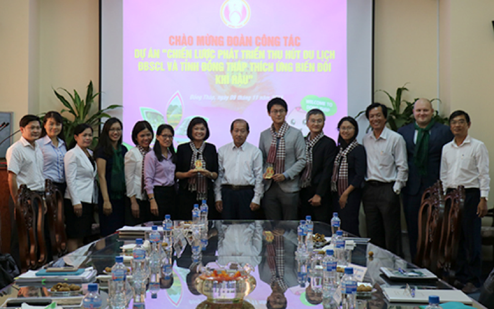 Phó Chủ tịch Uỷ ban nhân dân tỉnh Đồng Tháp Đoàn Tấn Bửu giới thiệu và tặng các thành viên trong đoàn tư vấn khăn của làng nghề dệt choàng Long Khánh A (huyện Hồng Ngự)