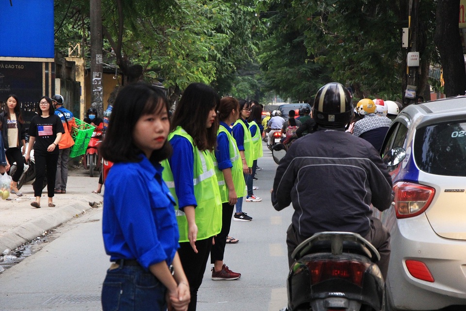 Bạn trẻ lập dải phân cách chia làn giao thông trên đường Hà Nội - 9