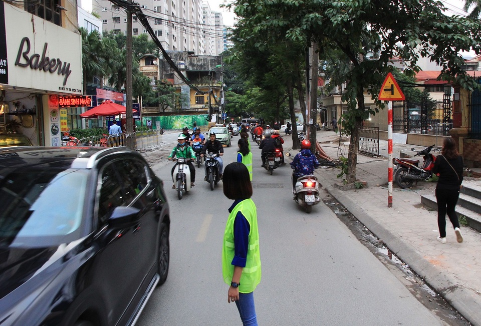 Một số hình ảnh các bạn trẻ đứng thành hàng dọc trên đường Vũ Trọng Phụng (quận Thanh Xuân, Hà Nội) để phân làn giao thông.