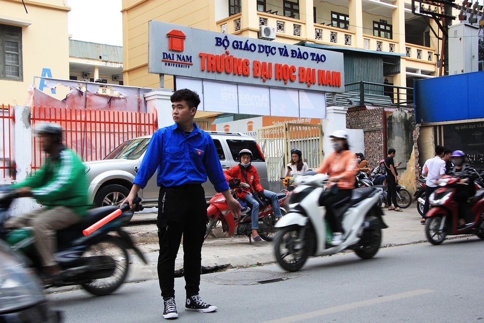 Bạn Vũ Duy Mạnh (sinh viên trường Đại học Đại Nam) - Đội trưởng nhóm các bạn trẻ phân luồng giao thông cho biết, do trên tuyến đường Vũ Trọng Phụng này vào các giờ cao điểm buổi chiều có rất đông học sinh, sinh viên tan trường, cộng với diện dòng phương tiện qua lại đông đúc nên rất dễ xảy ra ùn tắc giao thông.