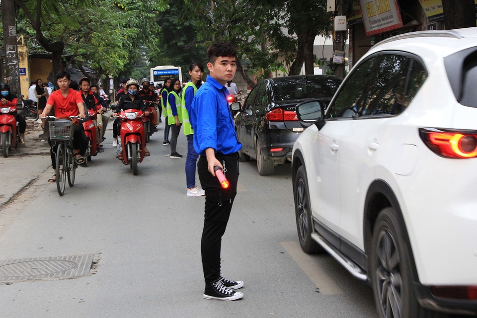 Việc phân làn giao thông được thực hiện từ 16h-18h30 tối hàng ngày.