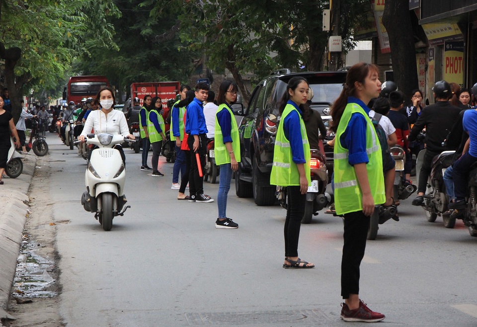 Vào giờ cao điểm các buổi chiều, một nhóm các bạn sinh viên trẻ trường Đại học Đại Nam (Hà Nội) lại tổ chức đứng thành hàng dài dọc theo tuyến đường Vũ Trọng Phụng (quận Thanh Xuân, Hà Nội) để phân làn giao thông tránh tình trạng ùn tắc.