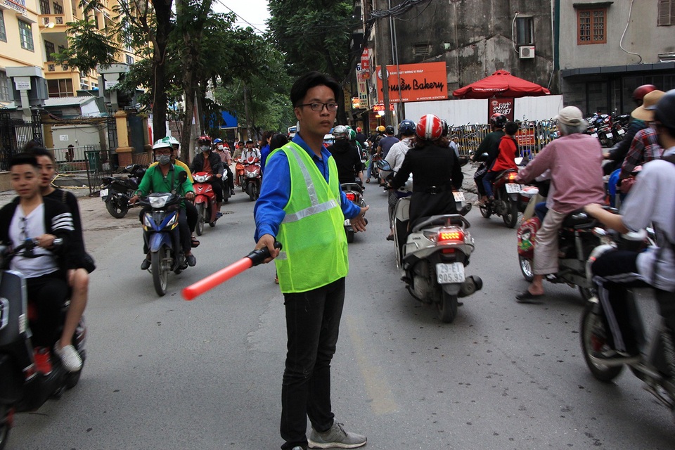 Đội trưởng nhóm bạn trẻ phân làn giao thông cho biết, do ý thức một số người khi tham gia giao thông không tốt, khi di chuyển trong đường nhỏ thường xuyên lao lên phía trước, lấn sang làn xe ngược chiều gây ách tắc giao thông, nên nhóm các bạn trẻ sẽ chia khoảng cách để ngăn chặn việc này đồng thời hướng dẫn người dân tham gia giao thông tốt hơn.